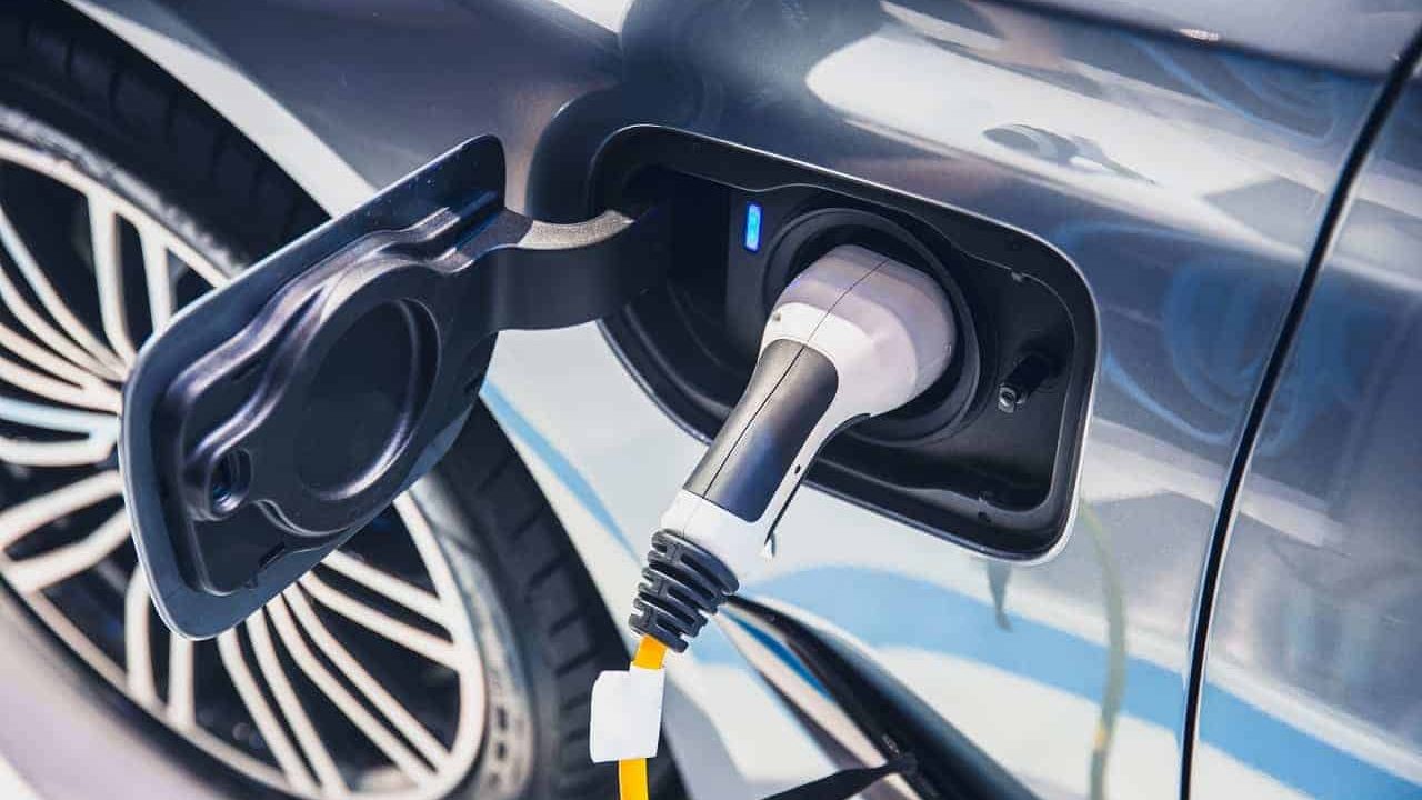 Carros elétricos são realmente mais seguros? Estudo responde