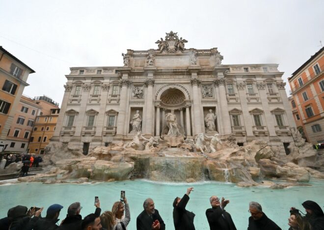 Roma cria taxa de 2 euros para visitantes se aproximarem da Fontana di Trevi