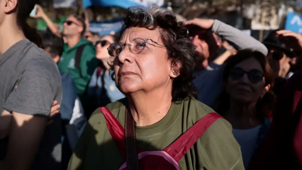 'Estou em modo sobrevivência': por que ter trabalho na Argentina não é seguro contra pobreza