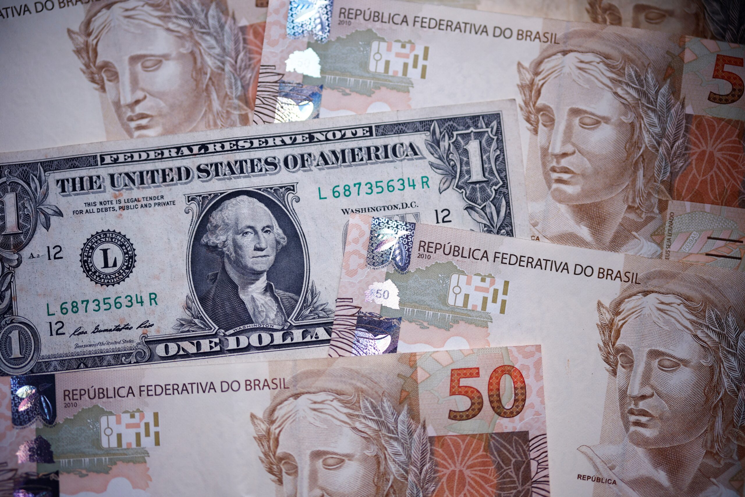Dólar abre a R$ 4,96 com tensão no Estreito de Ormuz e petróleo em alta