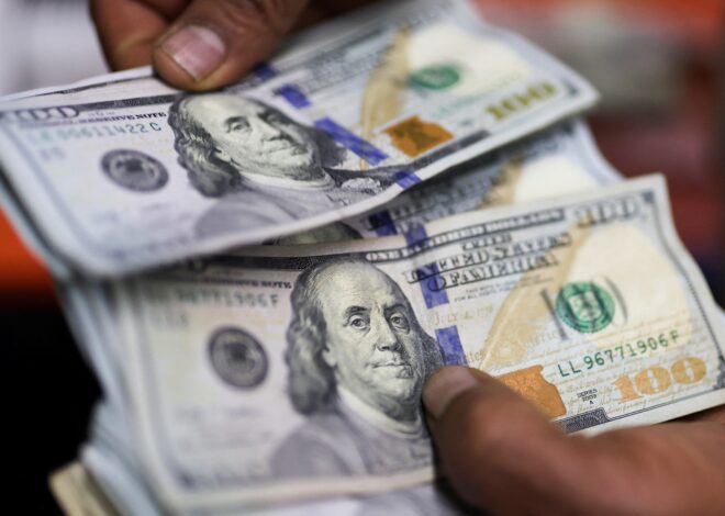 Dólar tem leve alta e fecha a R$ 4,99 com cautela sobre a guerra no Oriente Médio; Ibovespa cai