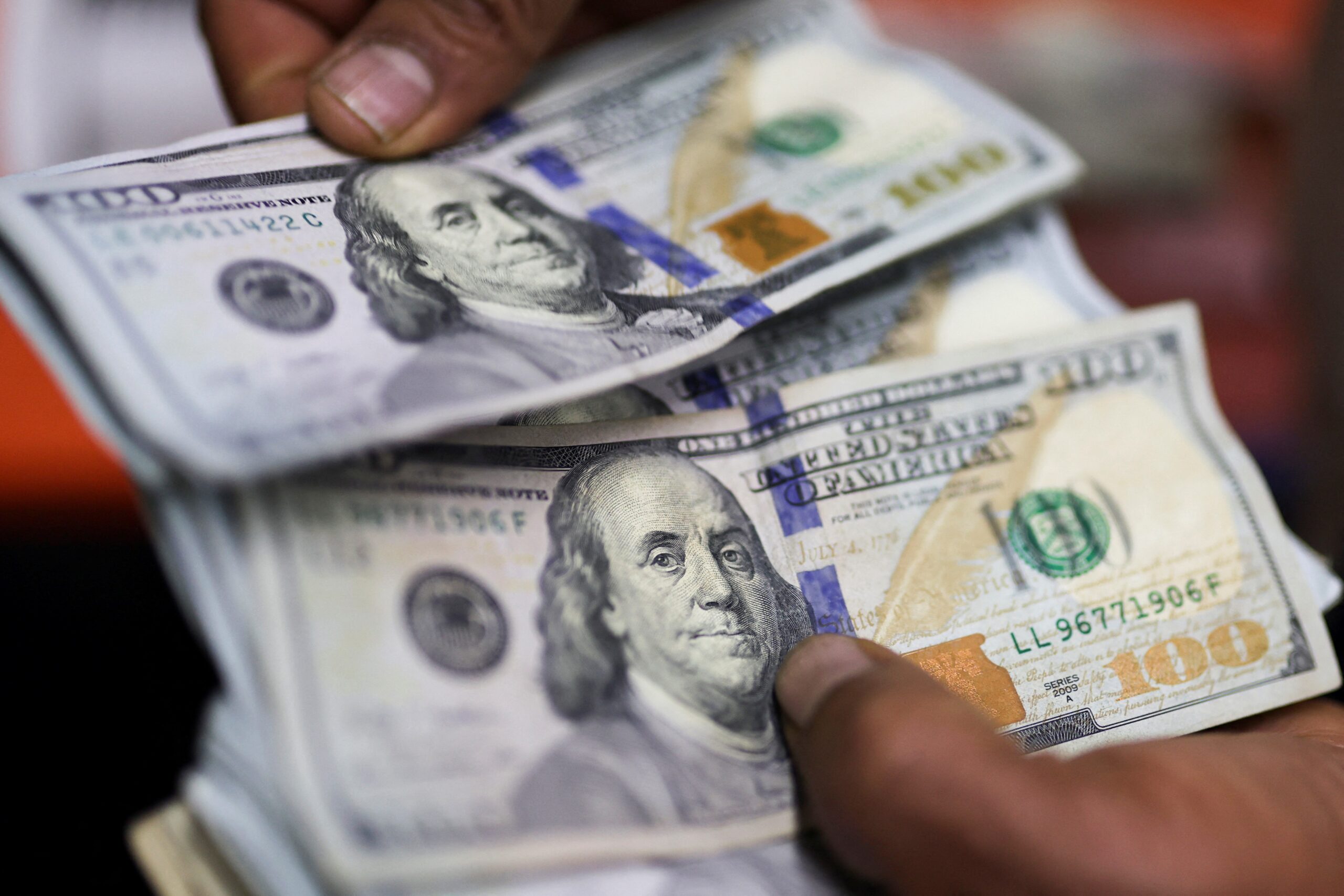 Dólar tem leve alta e fecha a R$ 4,99 com cautela sobre a guerra no Oriente Médio; Ibovespa cai