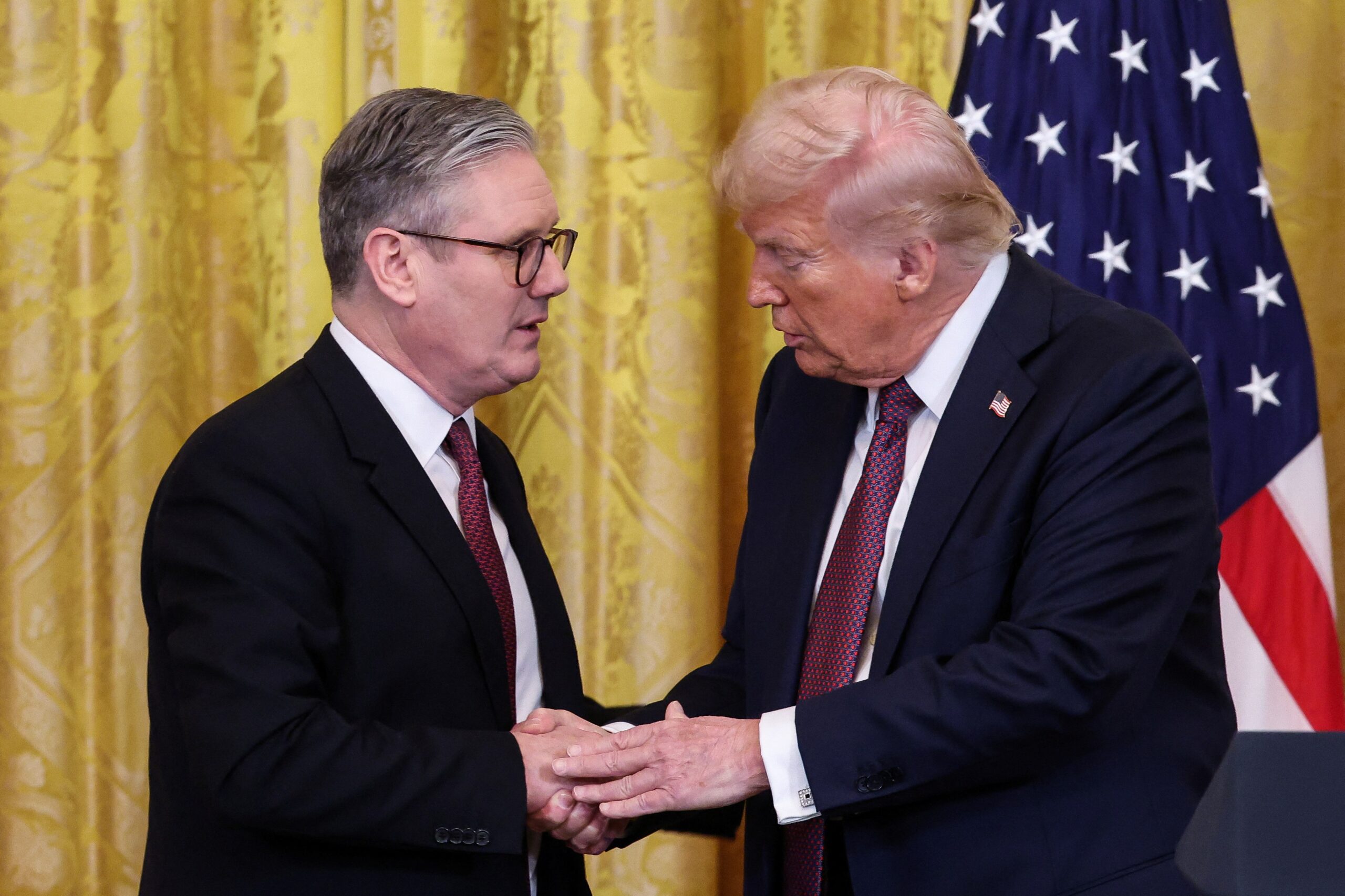 Trump ameaça Reino Unido com 'grande tarifa' por imposto sobre big techs americanas, diz jornal