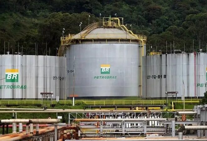 Como reabertura do Estreito de Ormuz e queda no valor do petróleo podem afetar o Brasil