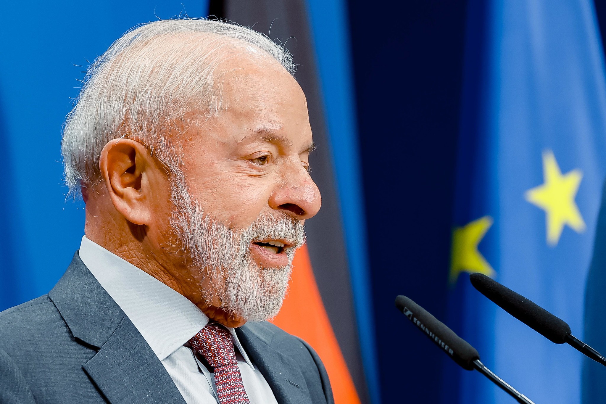 É #FAKE que Lula rebateu Trump e disse que 'o povo brasileiro está disposto a dar a vida por ele em uma guerra'