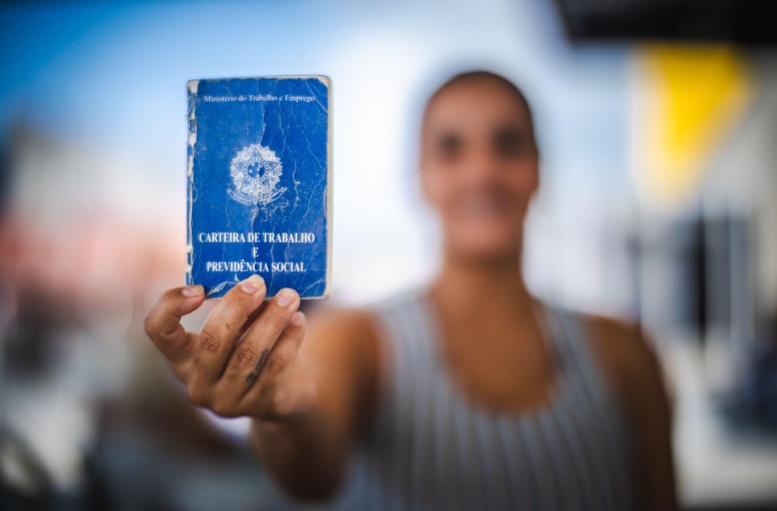 Desemprego sobe a 6,1% no trimestre até março, mas mantém mínima histórica para o período