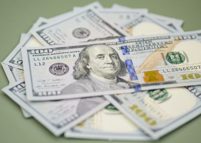 Dólar cai e fecha a R$ 4,98 com reabertura de Ormuz e cessar-fogo no Líbano; Ibovespa recua