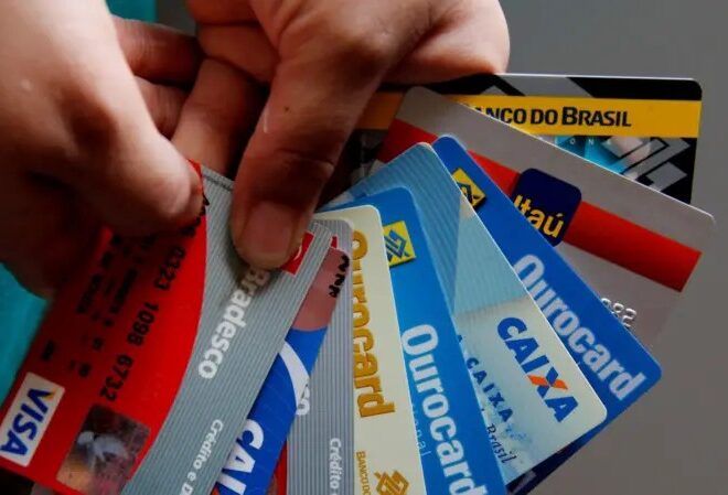 Apesar do juro alto, famílias recorrem mais ao rotativo do cartão de crédito; empréstimos somam R$ 110 bi no 1º trimestre