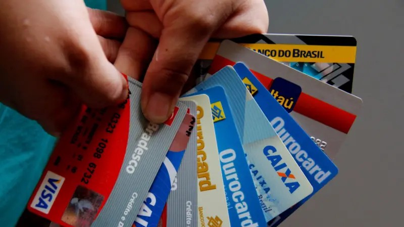 Apesar do juro alto, famílias recorrem mais ao rotativo do cartão de crédito; empréstimos somam R$ 110 bi no 1º trimestre