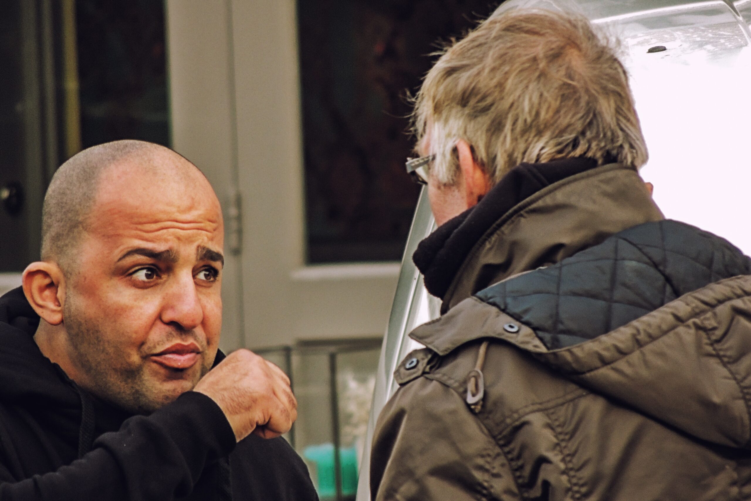 Falar com estranhos pode ser um bom conselho para quem passou dos 60