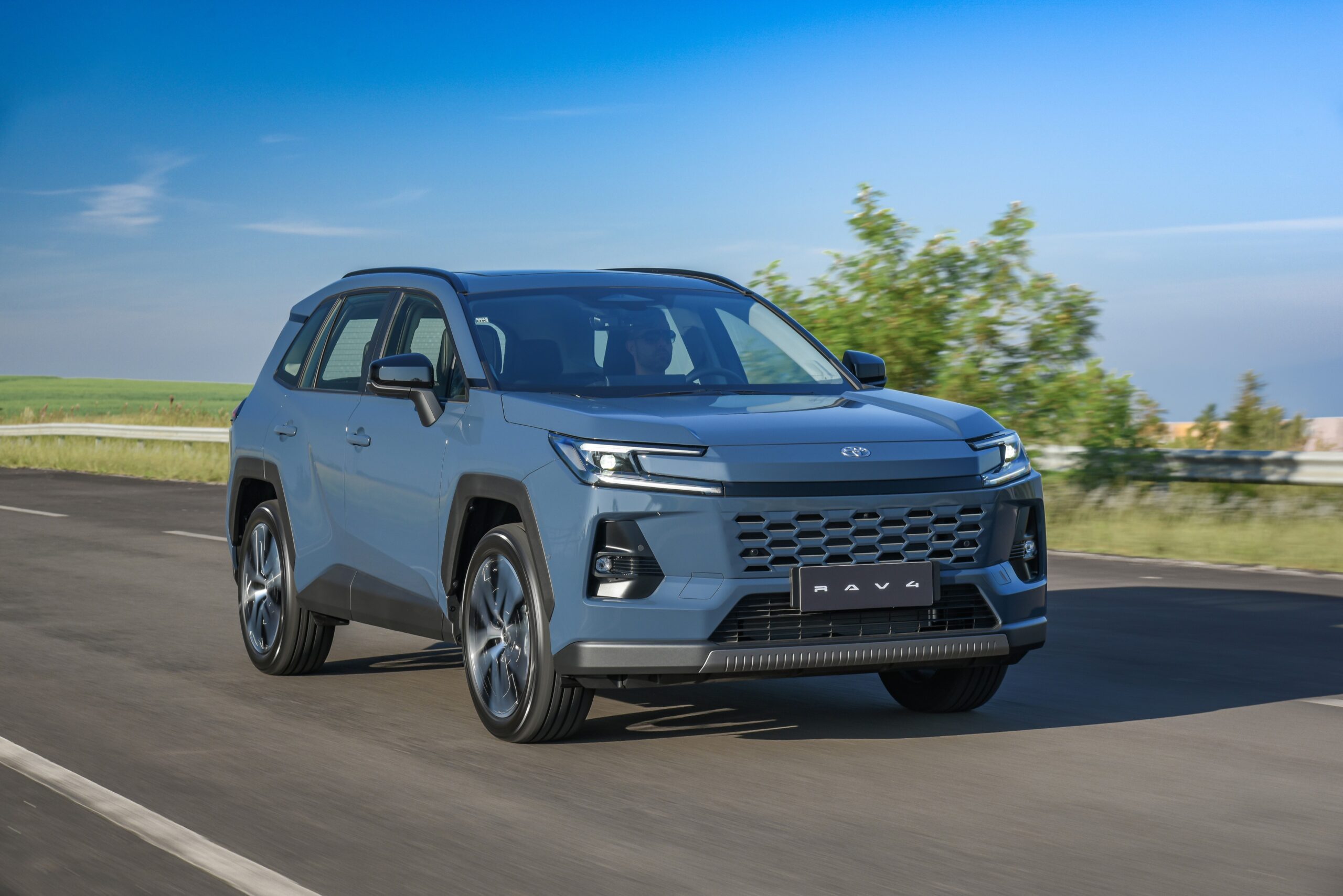 Novo Toyota RAV4 abre mão de ser plug-in para encarar chineses e dobrar as vendas; será possível?