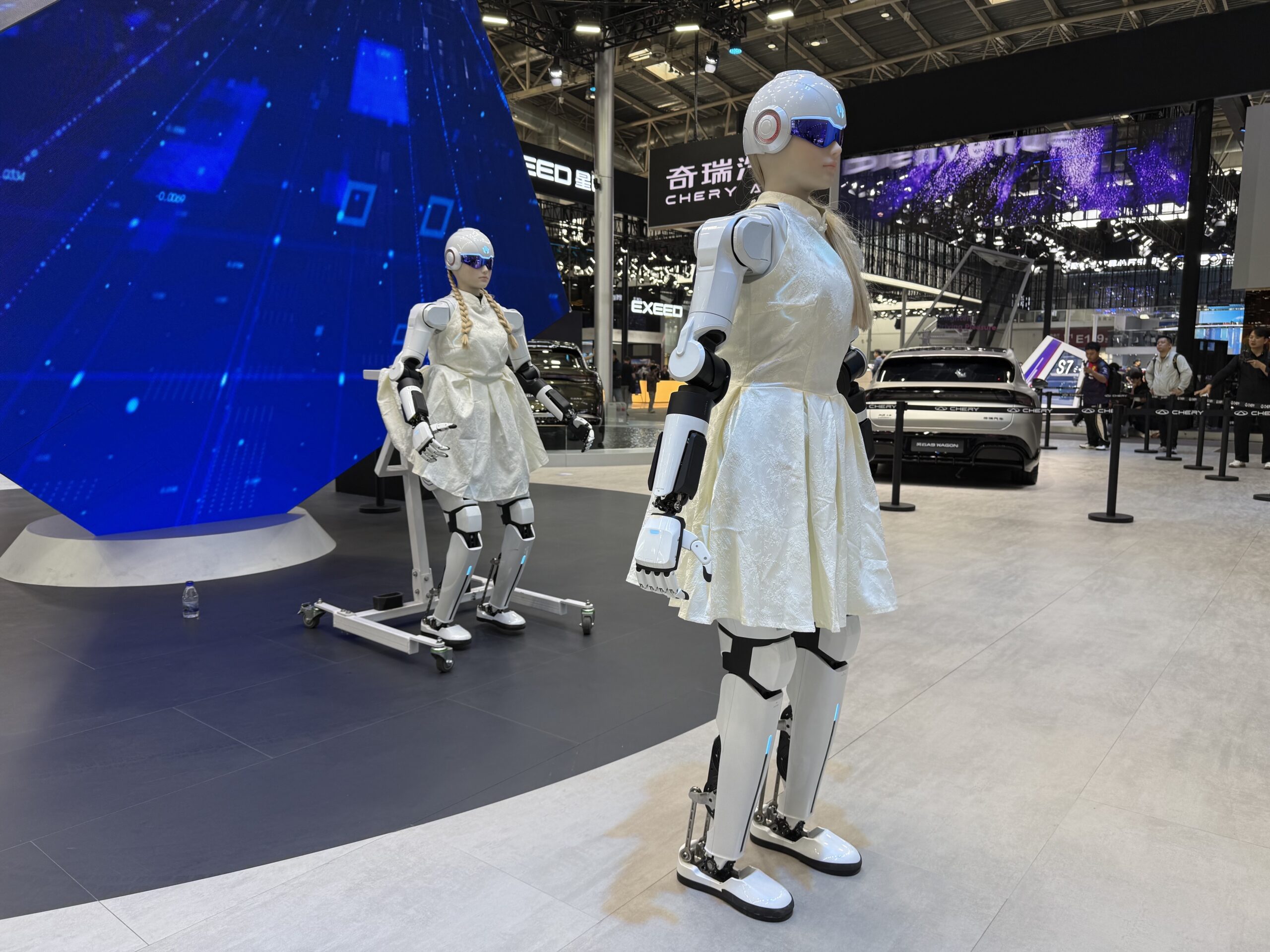 Salão de Pequim: grupo Chery mostra robôs humanoides de R$ 210 mil; VÍDEO