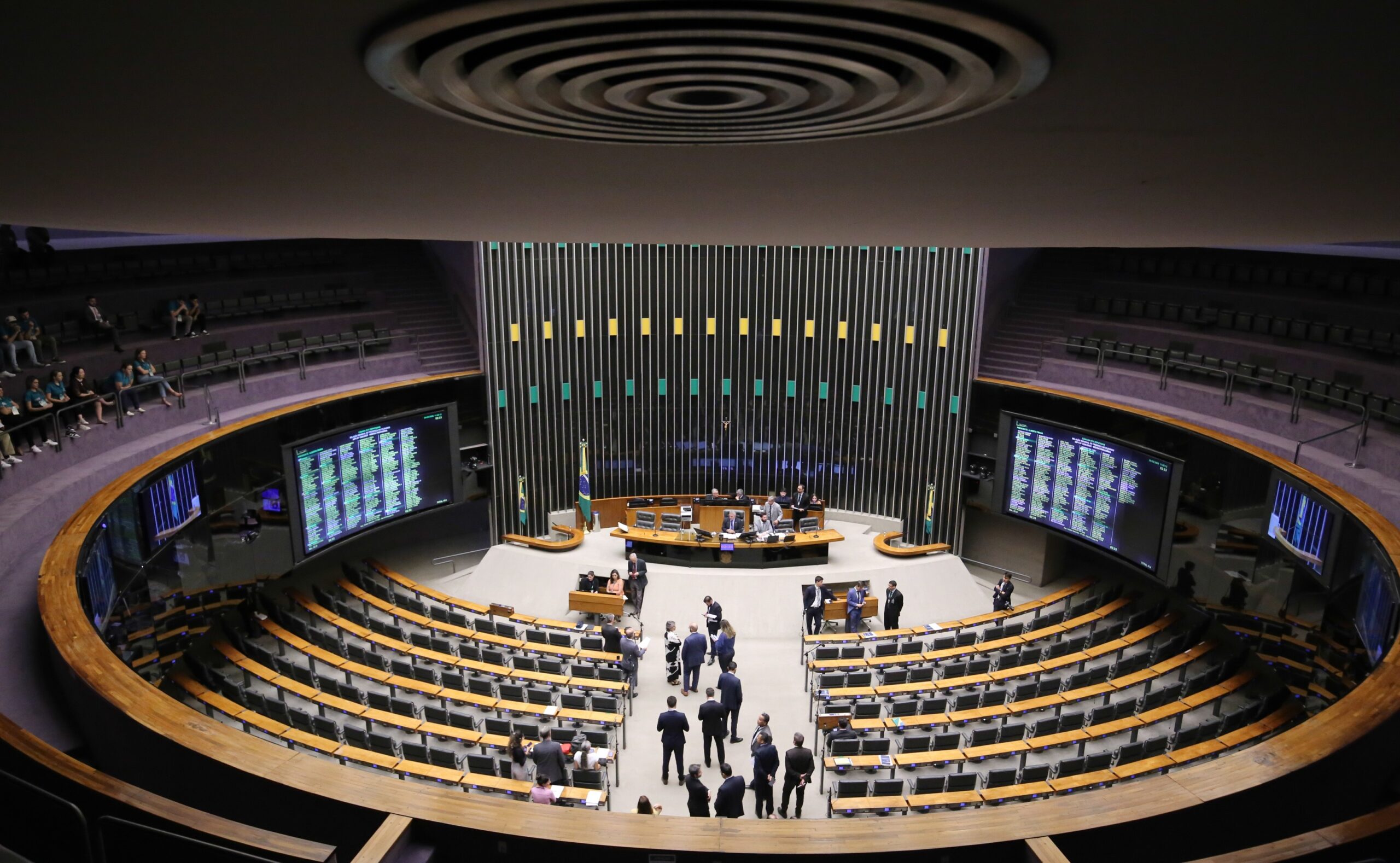 Câmara aprova projeto que endurece punição para presos em saída temporária que ameaçarem mulher