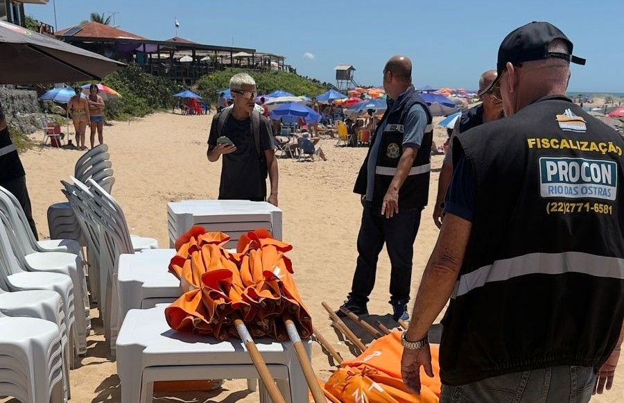 Cobranças ilegais e preços abusivos geram queixas nas praias; quem fiscaliza?