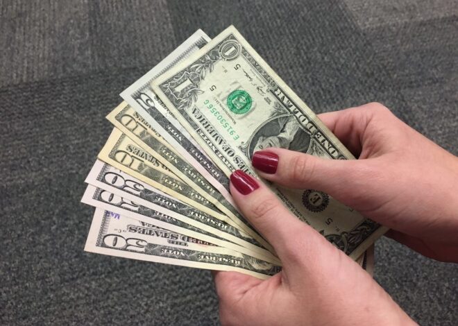 Dólar sobe a R$ 5,02 de olho nas negociações entre EUA e Irã; Ibovespa recua