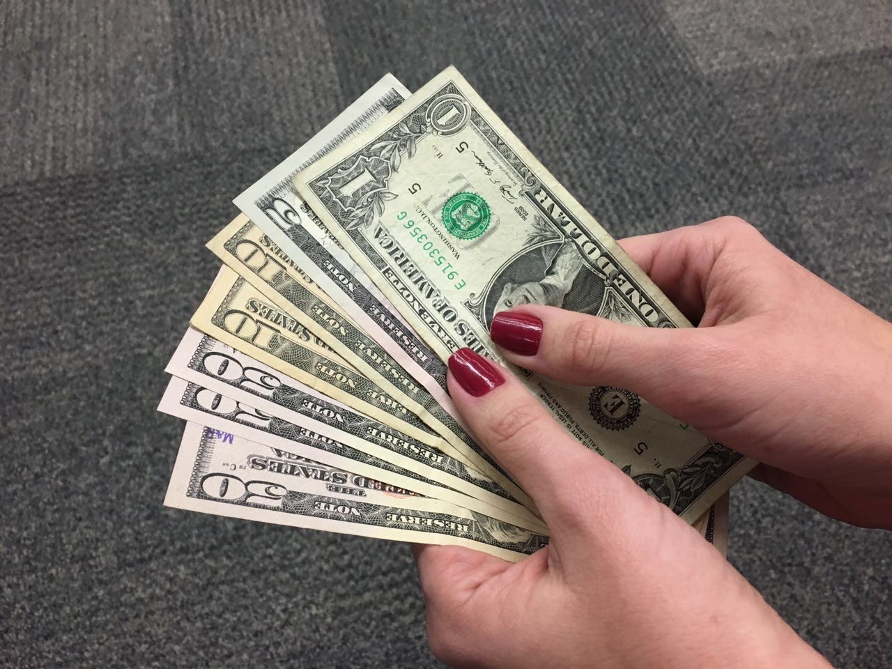 Dólar sobe a R$ 5,02 de olho nas negociações entre EUA e Irã; Ibovespa recua