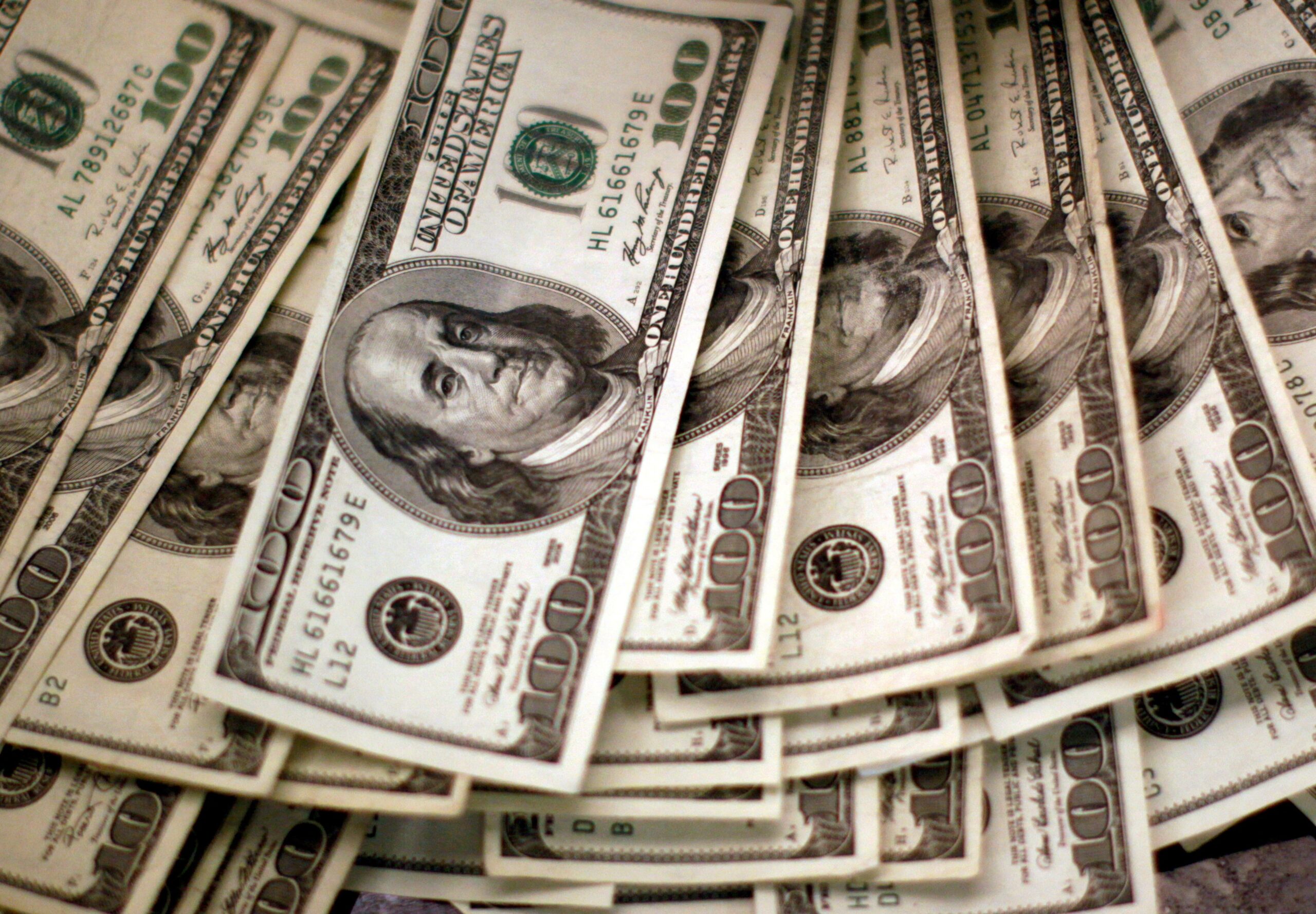 Dólar inicia o dia de olho na queda do petróleo e em encontro Lula-Trump
