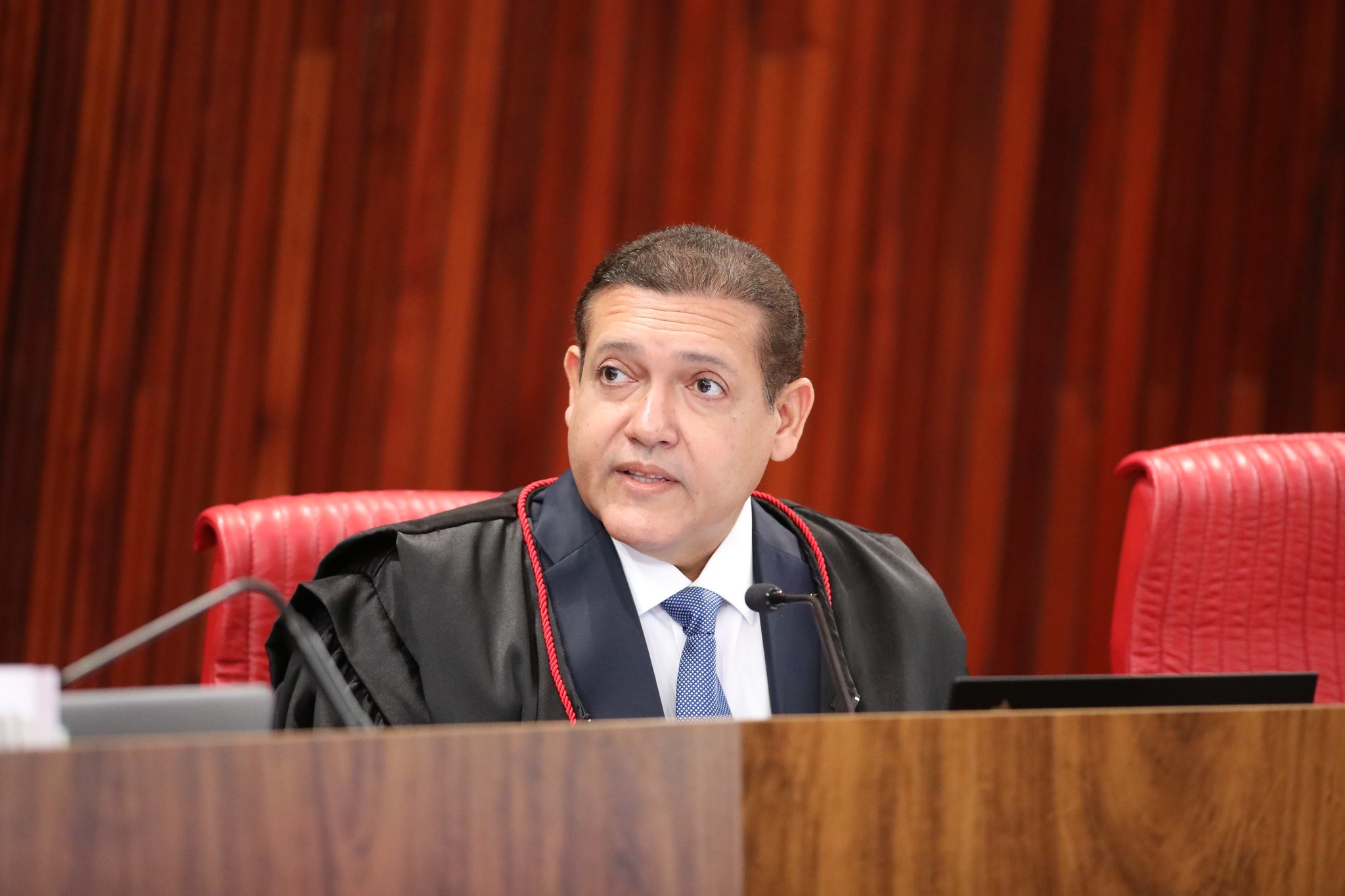 Nunes Marques assume presidência do TSE e diz que urnas eletrônicas são 'patrimônio institucional da democracia'