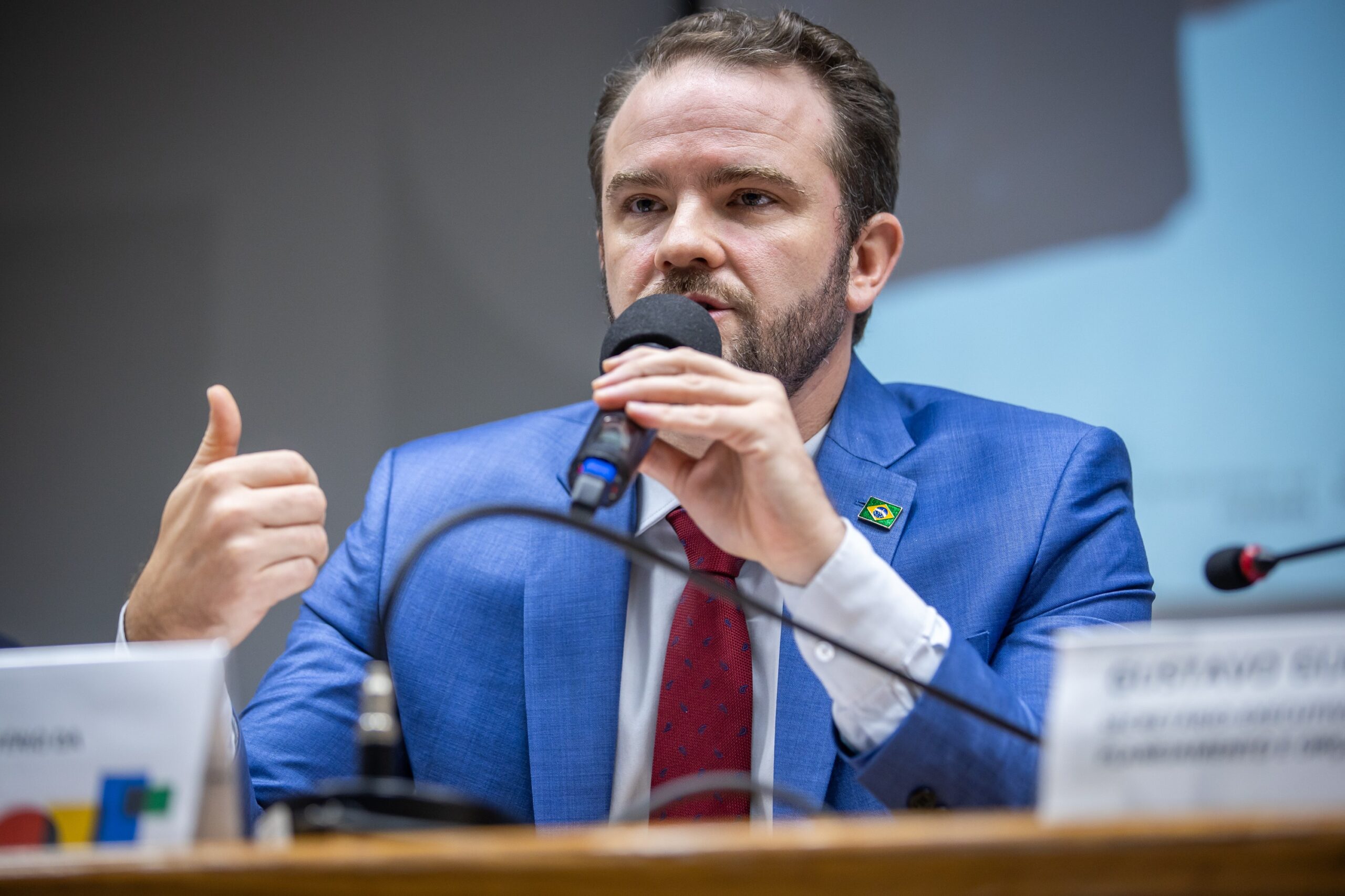 Taxa das blusinhas: arrecadação 
sobe 25% e bate recorde; governo discute acabar com imposto