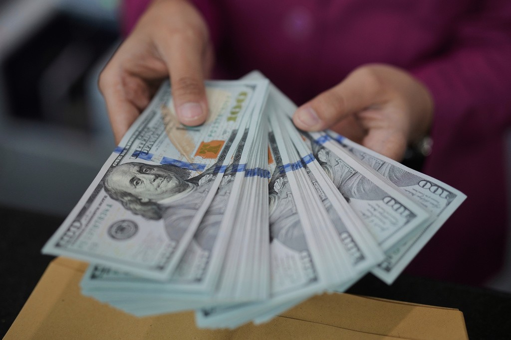 Dólar abre em alta com mercado de olho em dados de inflação no Brasil e nos EUA