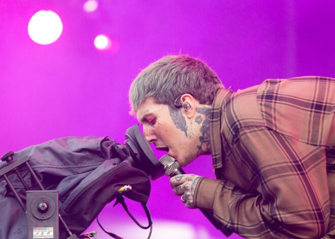 Vocalista do Bring Me the Horizon sofre concussão leve após ser atingido por celular durante show